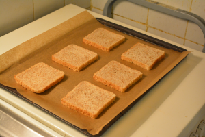 Toastbrot auf das Blechlegen